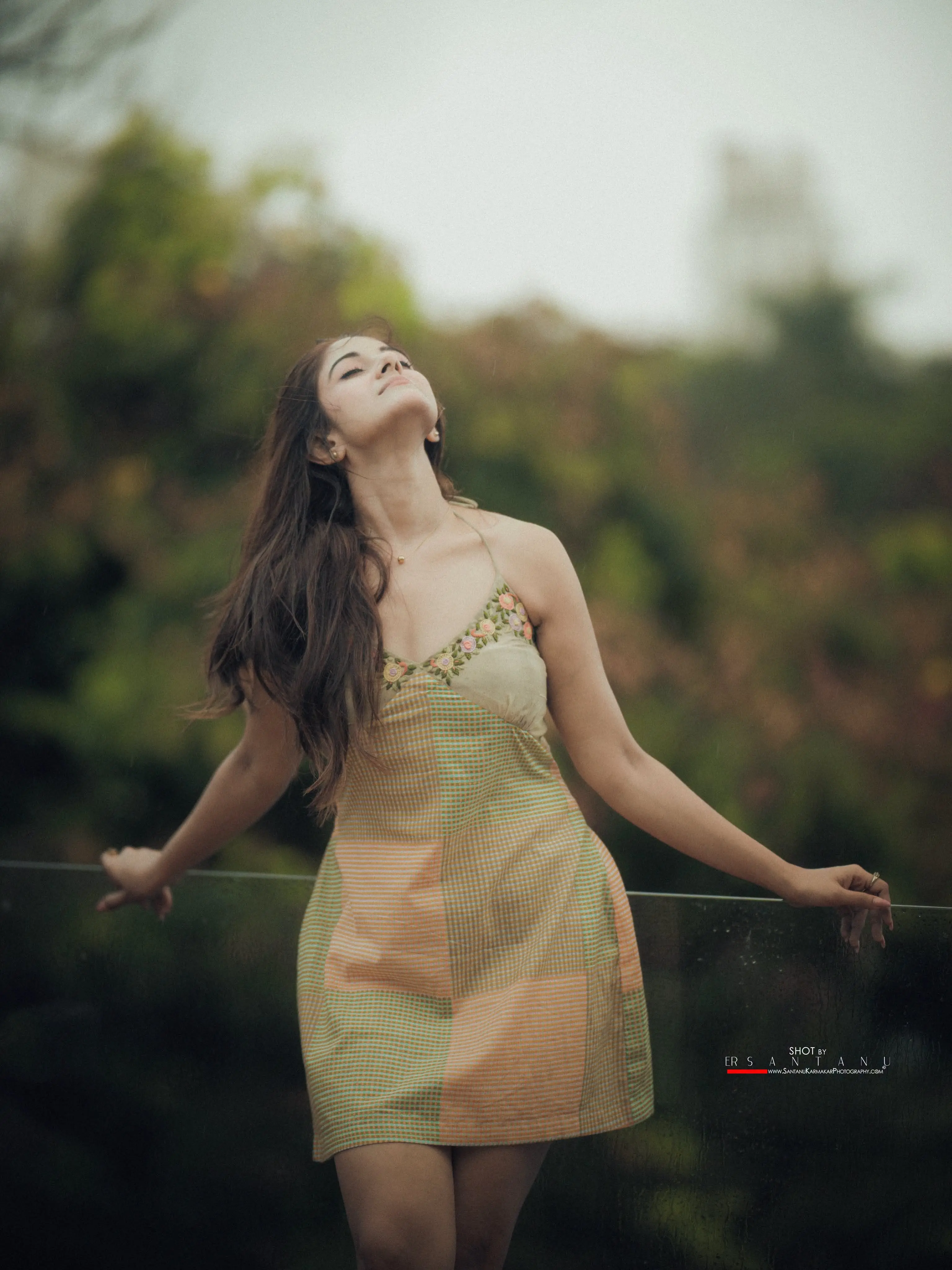 বর্ষার আবহে মোহময় লুকে লাস্যময়ী তৃণা