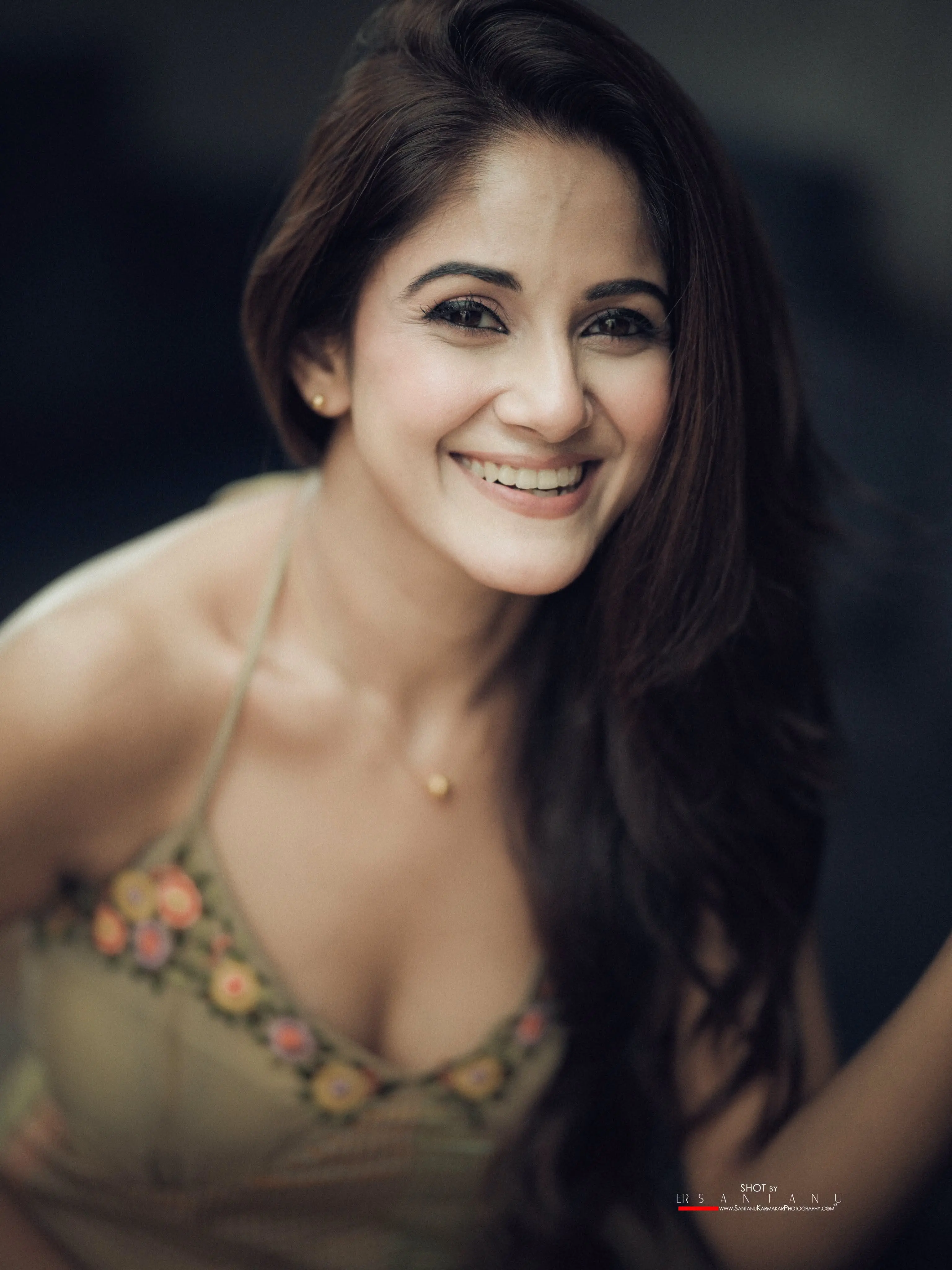 বর্ষার আবহে মোহময় লুকে লাস্যময়ী তৃণা