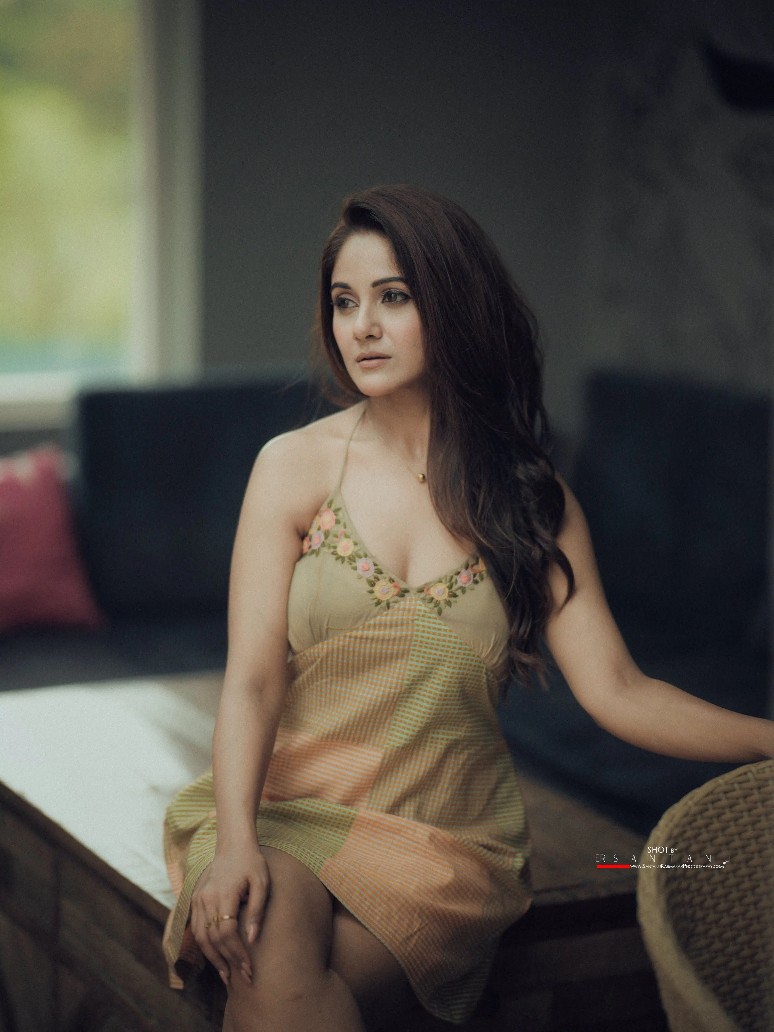বর্ষার আবহে মোহময় লুকে লাস্যময়ী তৃণা