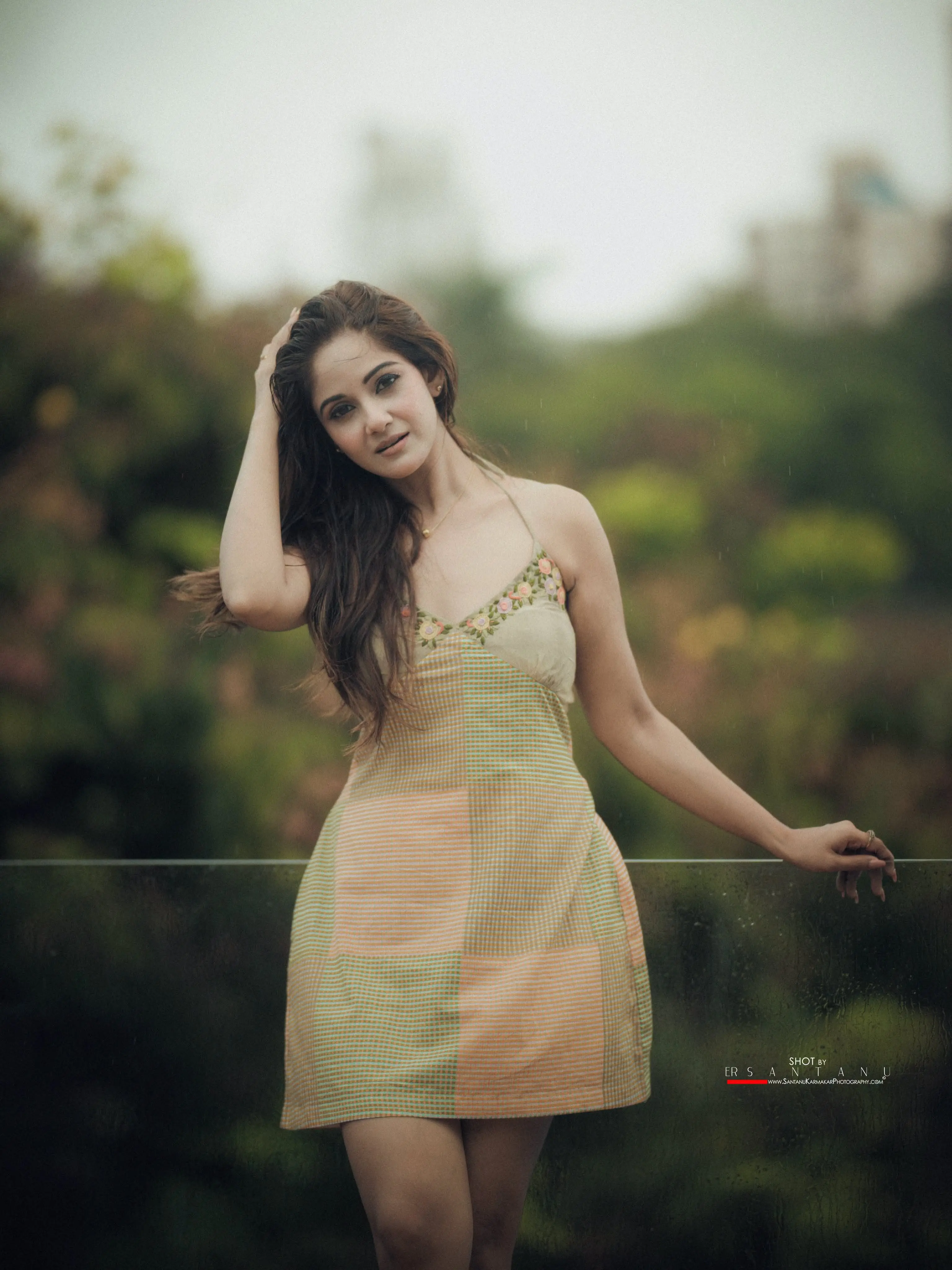 বর্ষার আবহে মোহময় লুকে লাস্যময়ী তৃণা