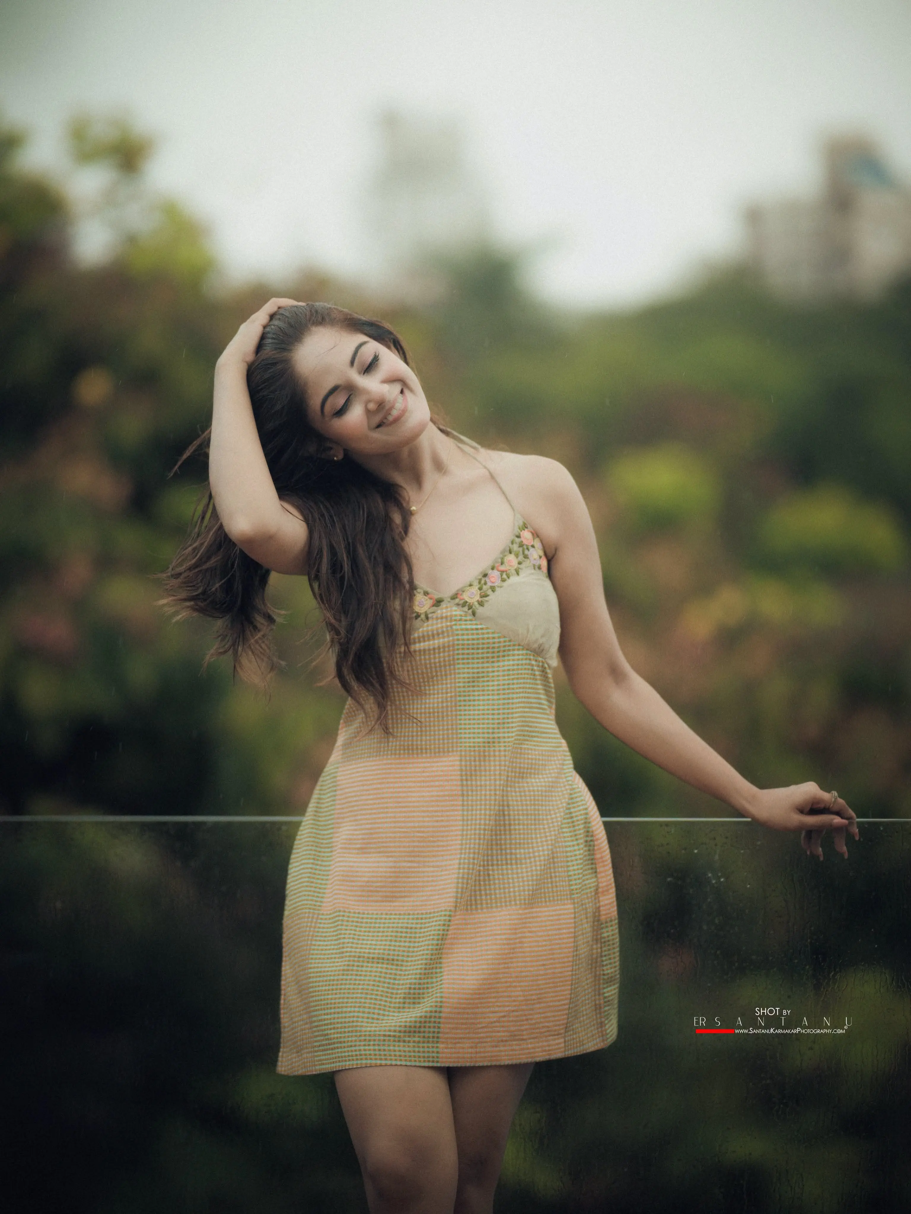 বর্ষার আবহে মোহময় লুকে লাস্যময়ী তৃণা