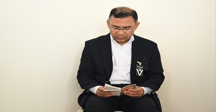 মায়ের কফিনের পাশে বসে কোরআন তেলাওয়াত করছেন তারেক রহমান