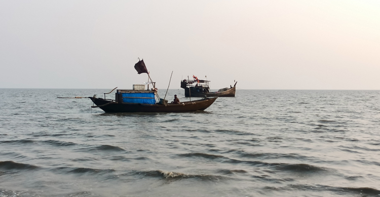 ট্রলারের ছাউনিতে ঝুলছিল জেলের মরদেহ