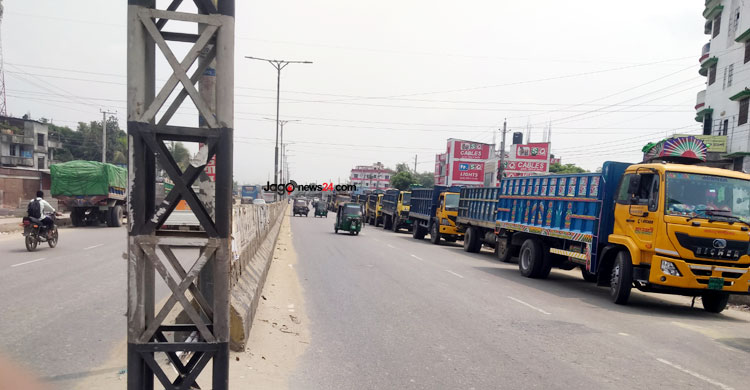 ট্রাকে দখল মহাসড়ক, নীরব কর্তৃপক্ষ