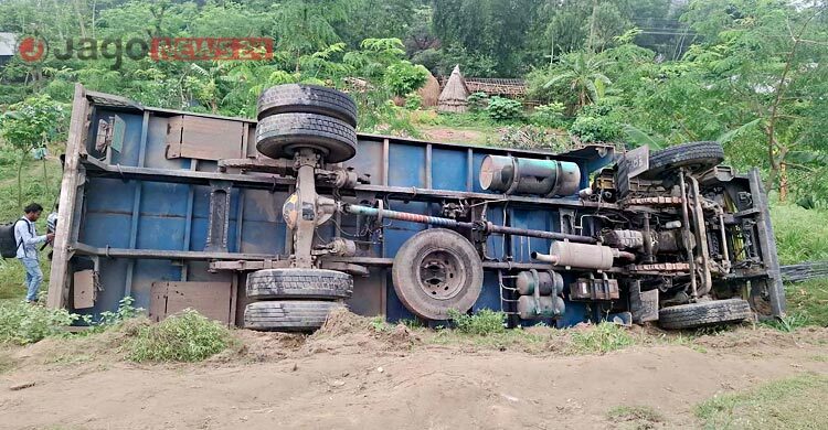থানা চত্বরে সারি সারি রাখা ১৫ মরদেহ