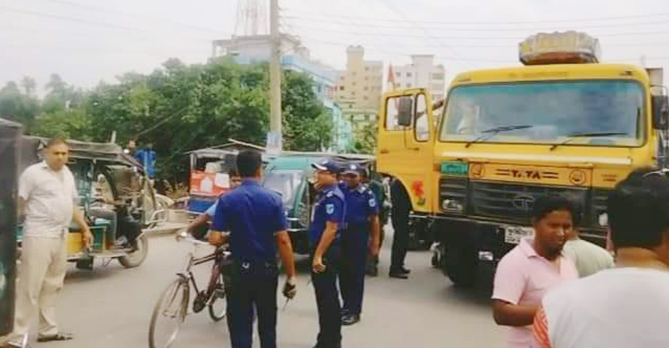 মোটরসাইকেলে লেগে আহত, চাপা দিলো ট্রাক