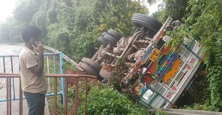 বাংলাদেশে কাঁচামরিচ আনার পথে পশ্চিমবঙ্গে উল্টে গেলো ট্রাক