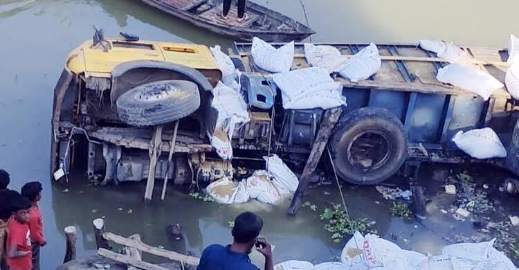 মানিকগঞ্জে নদীতে উল্টে পড়লো সারবোঝাই ট্রাক