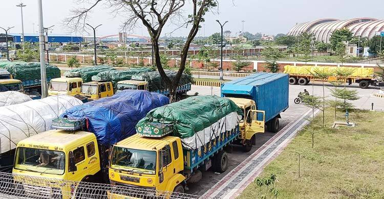 ৪ মাস পর ছাড়পত্র পেয়ে ভারতে ঢুকলো সুপারিবাহী ১৭৬ ট্রাক