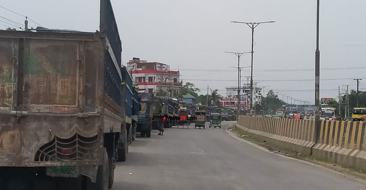 ট্রাকে দখল মহাসড়ক, নীরব কর্তৃপক্ষ