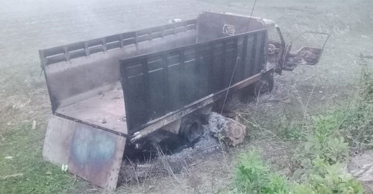 গরু চুরির চেষ্টা ব্যর্থ, চোরের ট্রাকে আগুন দিল উত্তেজিত জনতা