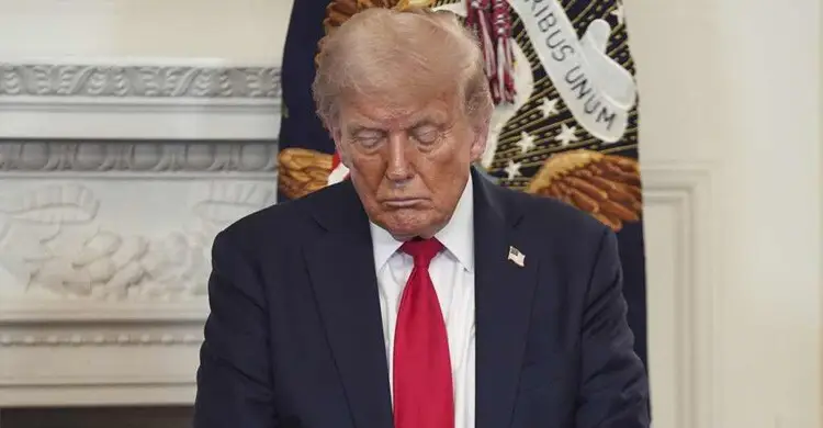 অর্থনীতি নাকি নৌবাহিনীকে বাঁচাবেন, কঠিন পরীক্ষার মুখে ট্রাম্প?