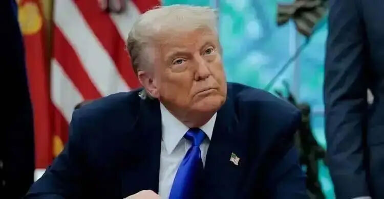 ১৯ দেশের অভিবাসীদের গ্রিন কার্ড ফের যাচাই করবে ট্রাম্প প্রশাসন