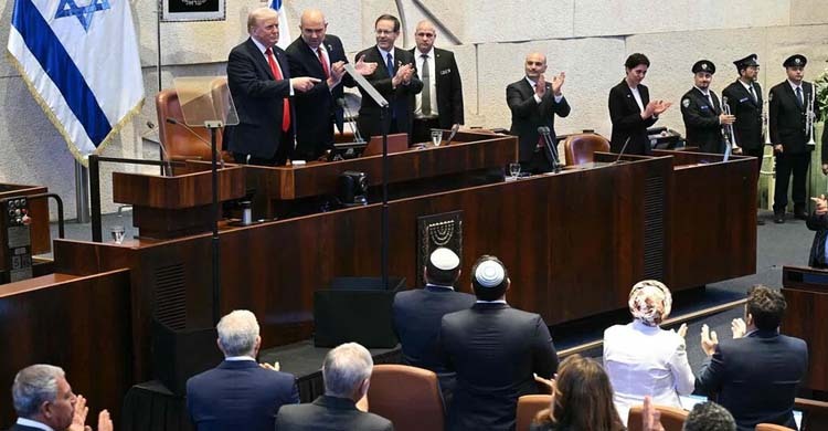 ট্রাম্পকে দাঁড়িয়ে অভ্যর্থনা জানালেন ইসরায়েলি পার্লামেন্ট সদস্যরা