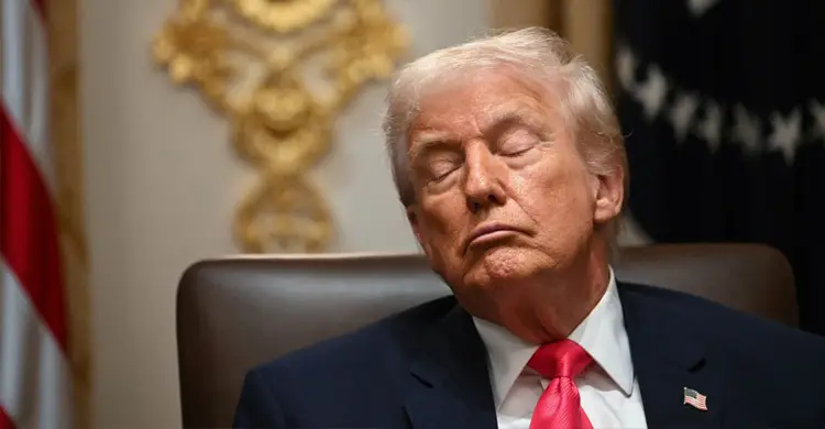 মধ্যরাতে ট্রাম্পের ১৬০ পোস্ট, সকালে ‘ঝিমালেন’ ক্যাবিনেট মিটিংয়ে