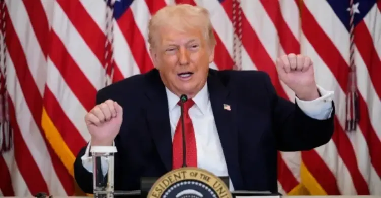 ‘উন্মাদ’ ট্রাম্পকে ক্ষমতাচ্যুত করার দাবি মার্কিন আইনপ্রণেতাদের