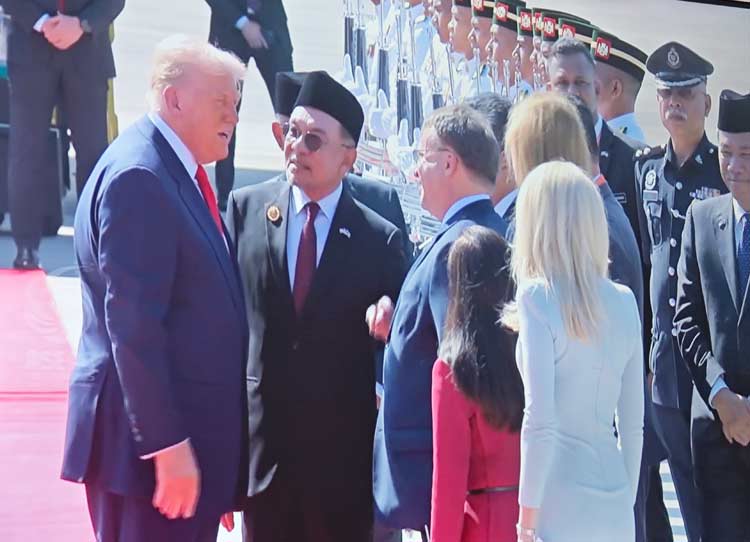 আসিয়ান সম্মেলনে যোগ দিতে এক দশক পর মালয়েশিয়ায় ট্রাম্প