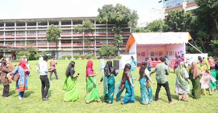 মানসিক অসুস্থতা অন্যকে জানাতে স্বাচ্ছন্দ্যবোধ করি না, এটি ঠিক নয়