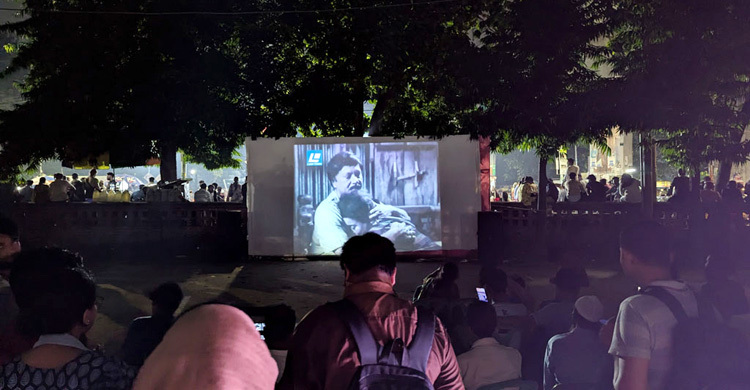 টিএসসিতে দেখানো হলো মুক্তিযুদ্ধের চলচ্চিত্র ‘হাঙর নদী গ্রেনেড’