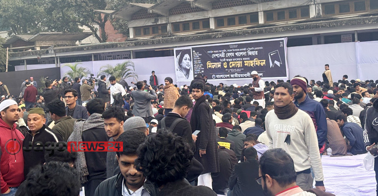 টিএসসিতে খালেদা জিয়ার জন্য দোয়া-মাহফিল, ছাত্রদল নেতাকর্মীদের ঢল