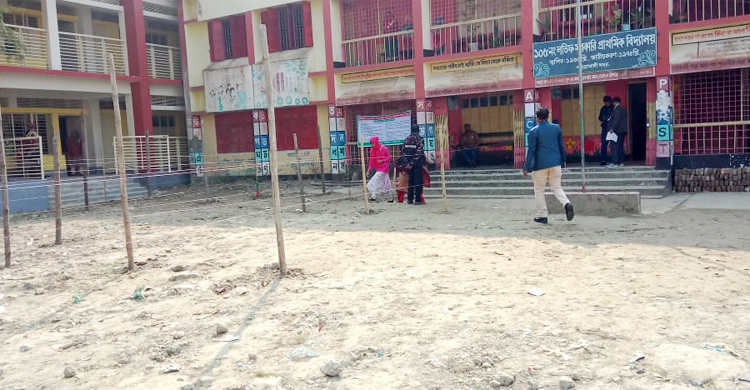 তিন ঘণ্টা পার হলেও ভোটকেন্দ্র শূন্য