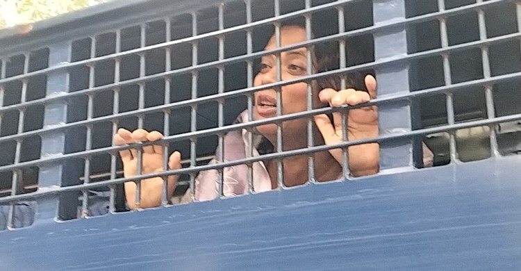 ‘আমরা দোষী না হলে মুক্তি দিন’ প্রিজন ভ্যান থেকে সাবিনা আক্তার তুহিন
