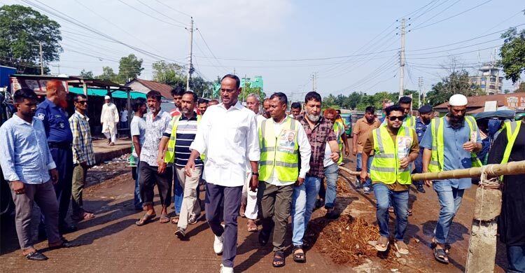 টাঙ্গাইলে কোরবানির বর্জ্য অপসারণে মাঠে নামলেন প্রাণিসম্পদ প্রতিমন্ত্রী