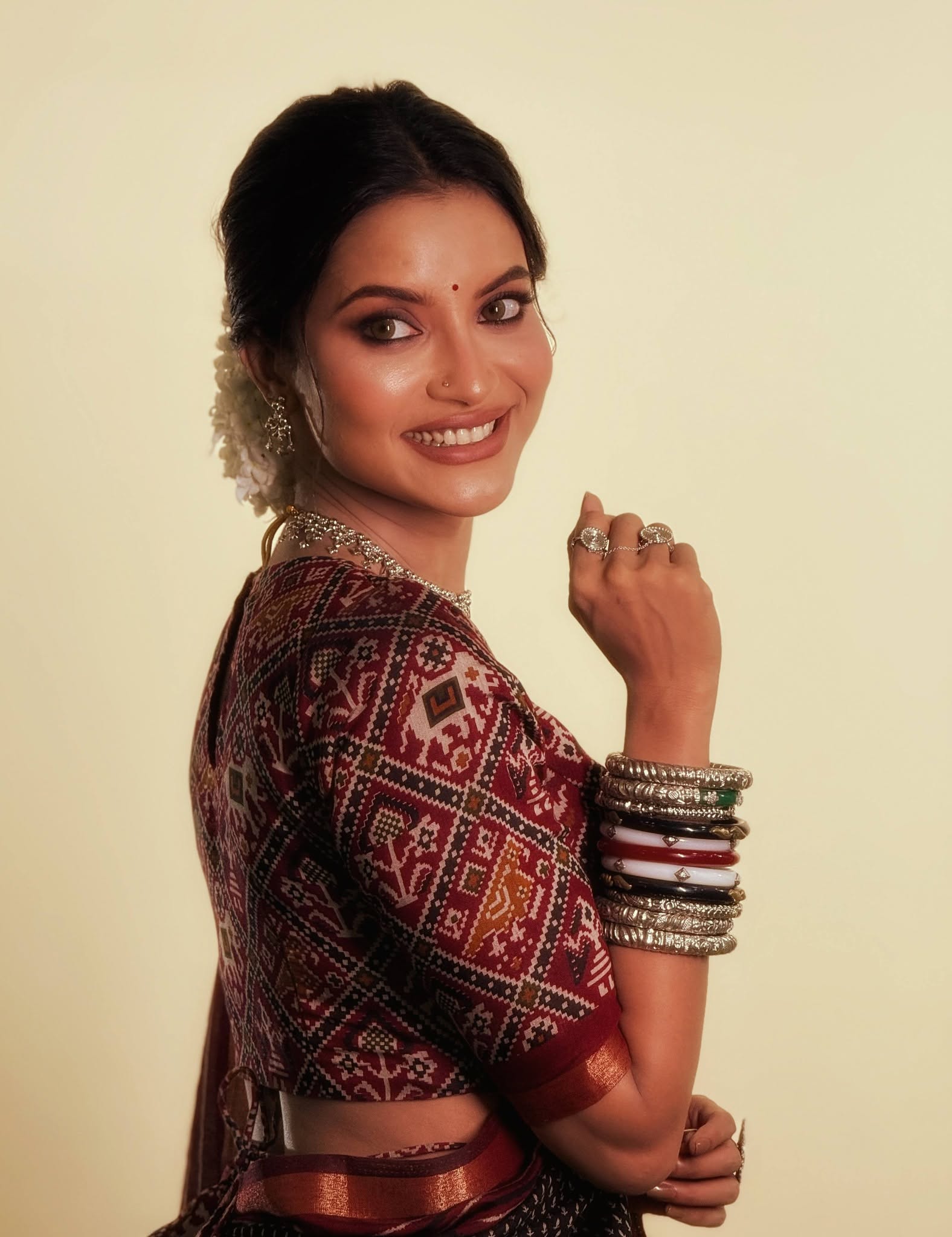 সিম্পল শাড়িতে তুষির গ্ল্যামারাস ট্র্যাডিশনাল লুক