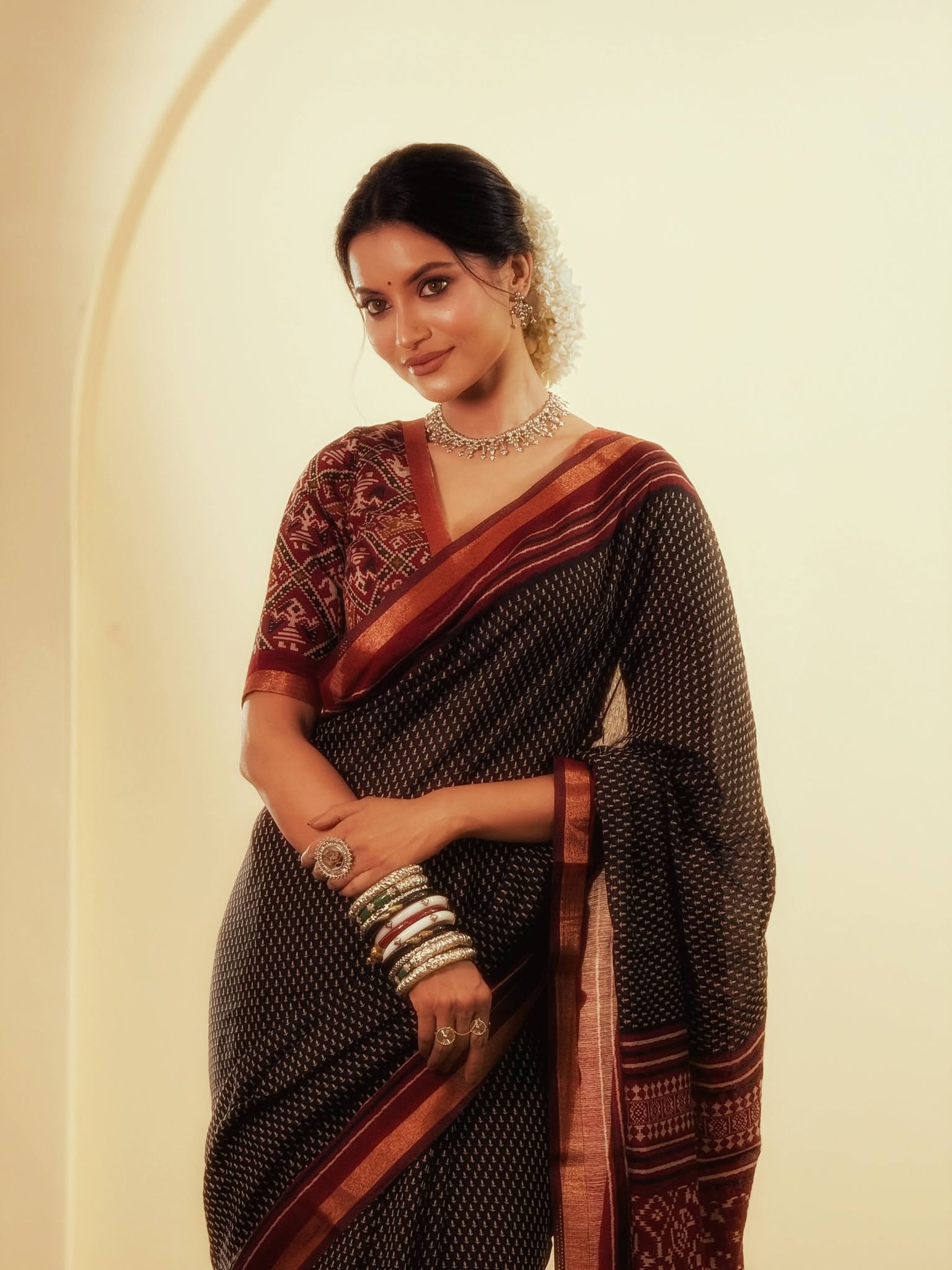 সিম্পল শাড়িতে তুষির গ্ল্যামারাস ট্র্যাডিশনাল লুক