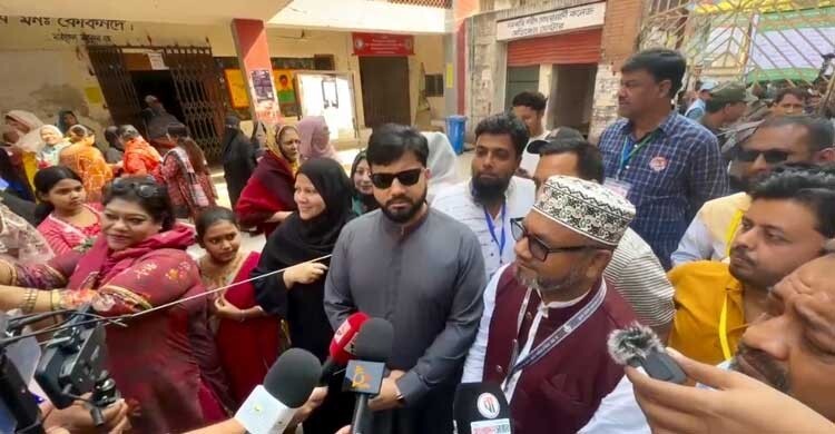 একসঙ্গে দাঁড়িয়ে ইশরাক-মান্নান বললেন, ভোট সুষ্ঠু হয়েছে