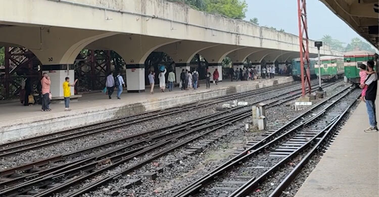 ঈদযাত্রার শেষ দিনে কমলাপুরে ব্যতিক্রমী চিত্র