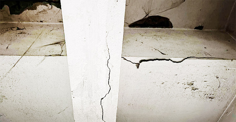 ঢাবির ঝুঁকিপূর্ণ হলে বসবাস, নীতিনির্ধারকদের ঘুম ভাঙবে কবে?