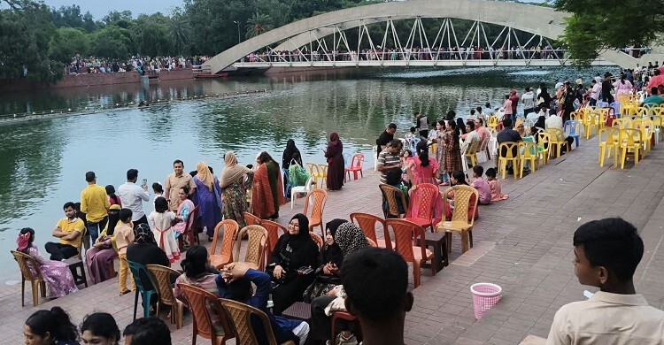 ঈদের ছুটিতে জিয়া উদ্যানে জনস্রোত