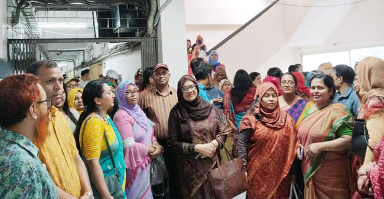 ইউজিসি ঘেরাওয়ের ঘোষণা সাত কলেজ শিক্ষকদের