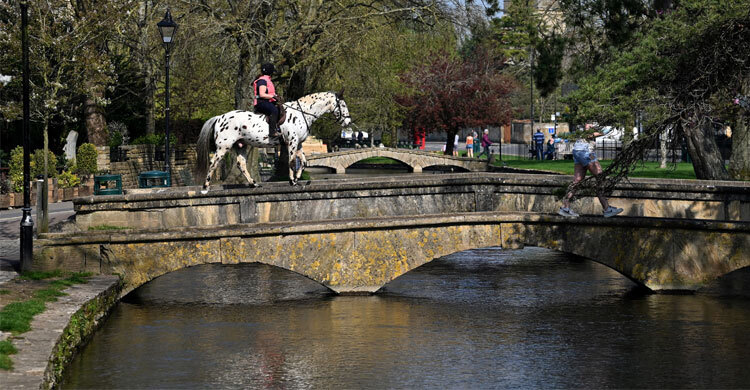 ‘টিকটক পর্যটকরা’ নষ্ট করছে ইংল্যান্ডের সুন্দর এক গ্রাম