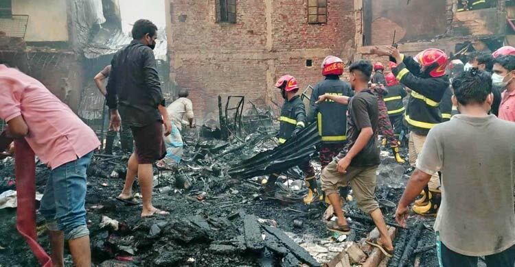 উখিয়া বাজারে অগ্নিকাণ্ডে ১৫ দোকান পুড়ে ছাই, ব্যবসায়ীর মৃত্যু