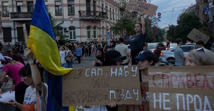 জেলেনস্কির বিরুদ্ধে ইউক্রেনে ব্যাপক বিক্ষোভ