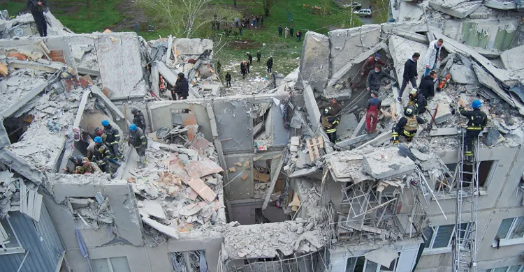 Russian missile attack kills 8 in eastern Ukraine