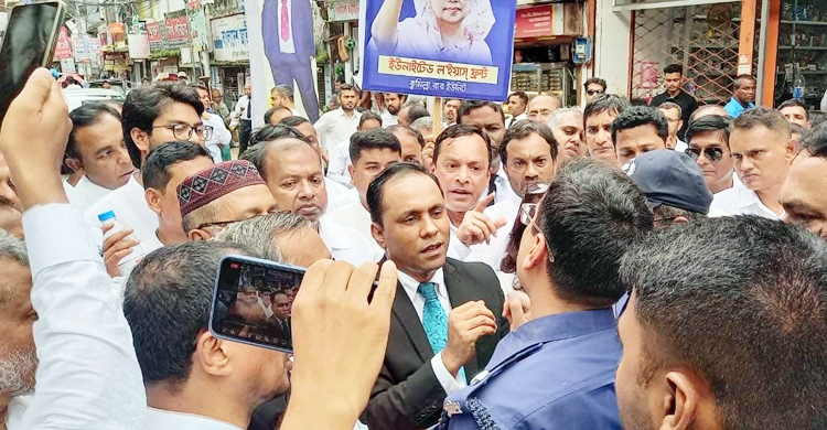 কুমিল্লায় গিয়ে পদযাত্রা করলেন সরকারবিরোধী আইনজীবীরা