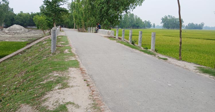 কুড়িগ্রামের উলিপুরে সড়কের সংস্কার কাজ শেষ না করেই প্রকল্পের চার লাখ টাকা আত্মসাতের অভিযোগ উঠেছে ঠিকাদারি প্রতিষ্ঠানের বিরুদ্ধে