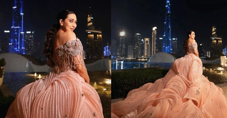 ৫২ বছরে রানওয়েতে রাজকীয় গ্ল্যামার দেখালেন কারিশমা কাপুর