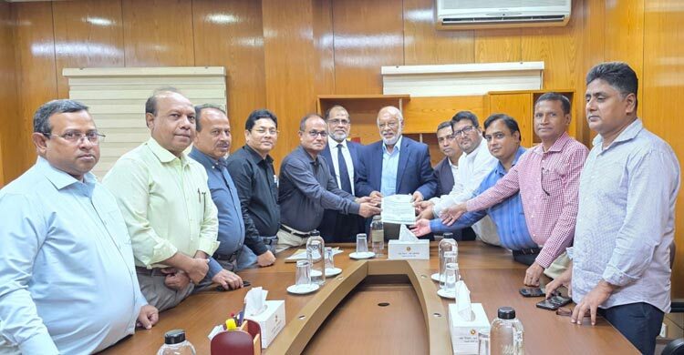 বিশ্ববিদ্যালয় শিক্ষকদের স্বতন্ত্র বেতন কাঠামোর দাবিতে স্মারকলিপি