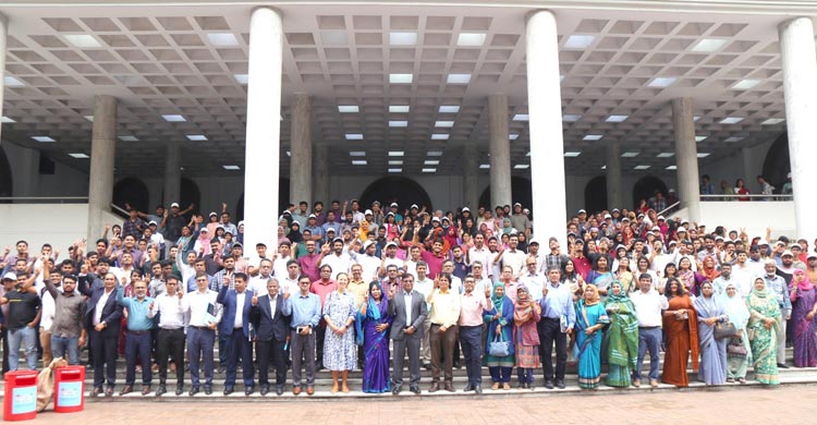 আমাদের এগিয়ে যেতে রাজনৈতিক বিভাজন বড় বাধা: ঢাবি উপাচার্য