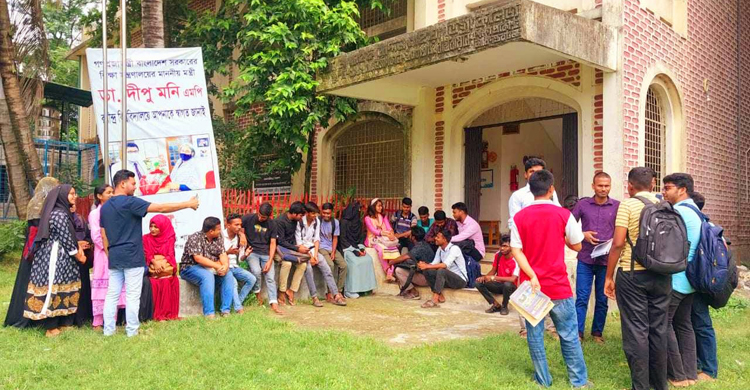 ছুটি শেষে ক্লাস শুরু, শিক্ষার্থীদের পদচারণায় মুখর ক্যাম্পাস