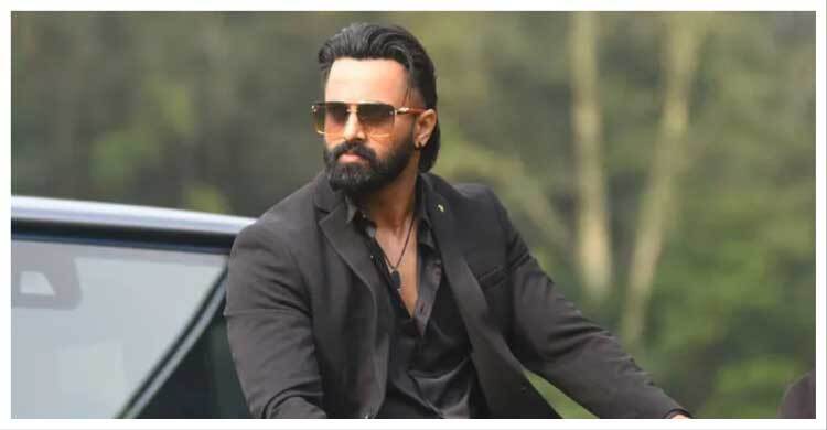 অন্য নায়কের প্রশংসা করায় ম্যানেজারকে মারলেন ‘মার্কো’ অভিনেতা