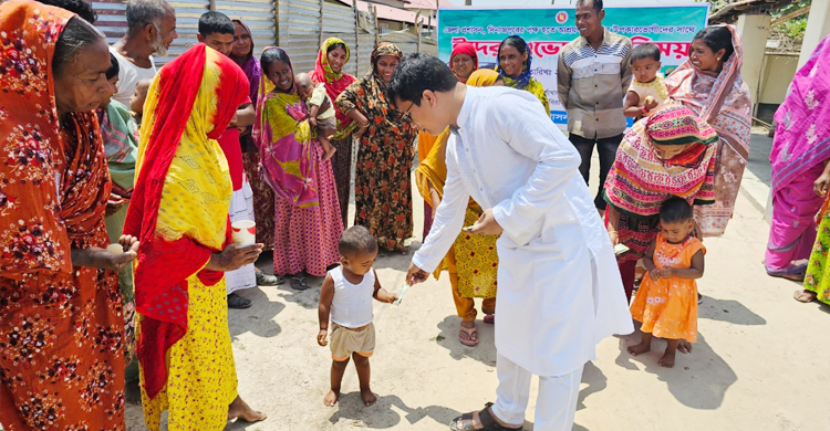 মিষ্টি নিয়ে আশ্রয়ণে ইউএনও, শিশুদের দিলেন সেলামি