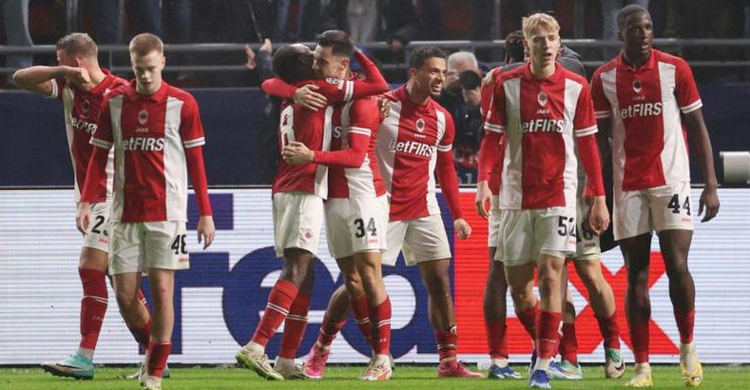 Royal Antwerp score late winner to stun Barcelona