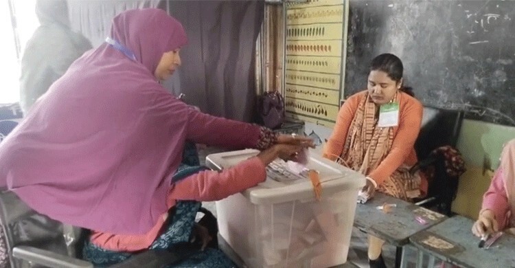 সুনামগঞ্জে ভোটকেন্দ্রগুলোতে নারী ভোটারের ভিড়