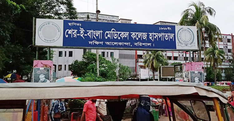 বিষদাঁত ভাঙতে গিয়ে সাপের কামড়ে প্রাণ গেলো ওঝার