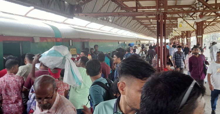 টিকিট ছাড়া ট্রেনে ভ্রমণ, জরিমানা গুনলেন ৫৬০ যাত্রী